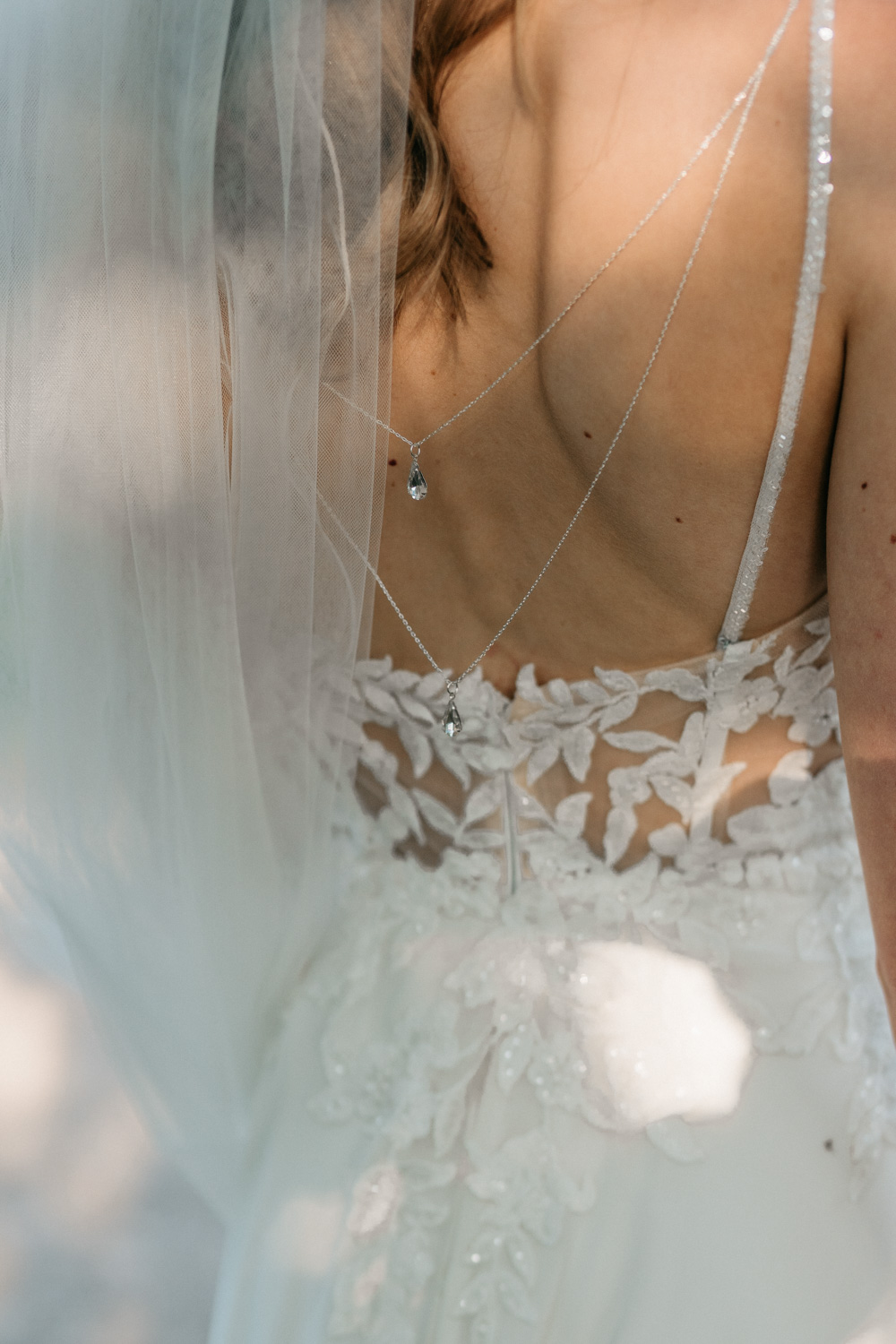 Rückenausschnit eines Brautkleides mit Rückenkette. Fotografiert von Theresa Moldenhauer-Hochzeitsfotografin Kassel